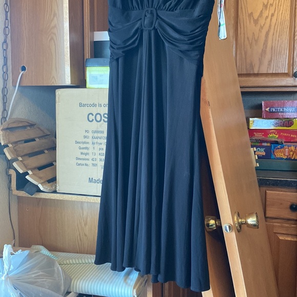 Sleeveless black ruched dress - Picture 2 of 6